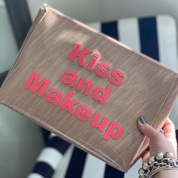 🎈HP🎈⚡️Final Sale⚡️“ Kiss and Makeup” Pouch 💋 😘 - Picture 1 of 14